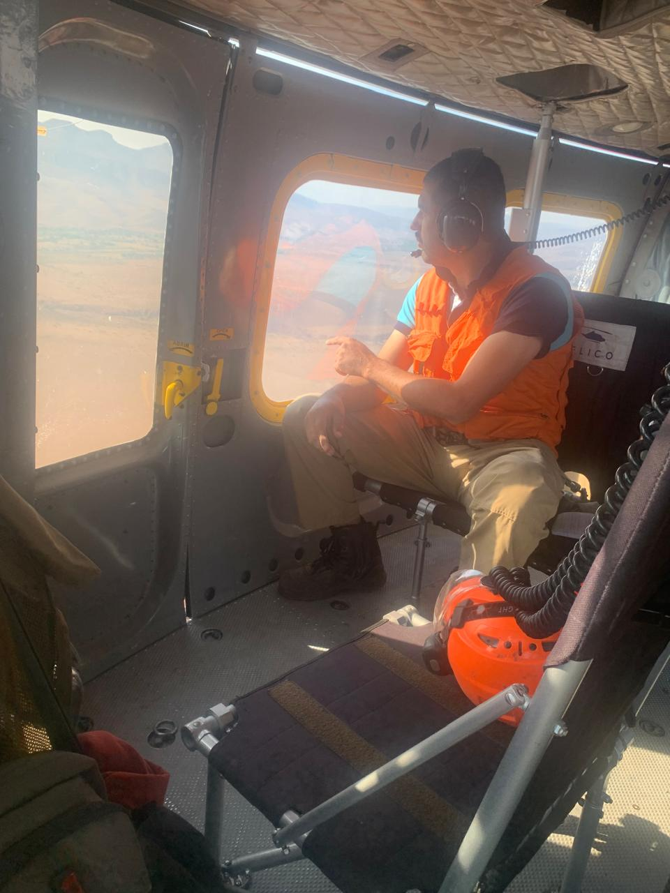 Suman tercera aeronave para atender incendio en Madera