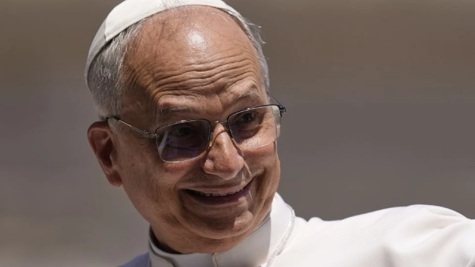León XIV actualiza su documento de identidad peruano en el Vaticano; cambia su dirección por el domicilio papal