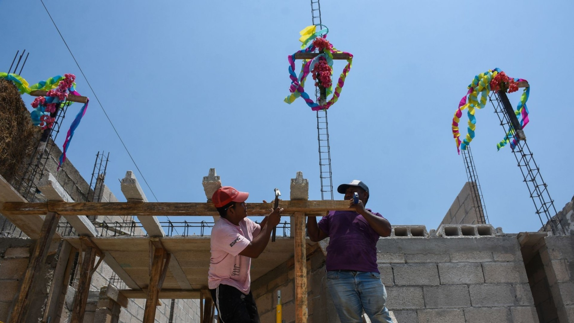 Hoy es celebrado el Día de la Santa Cruz Protegen obras con Santa Cruz