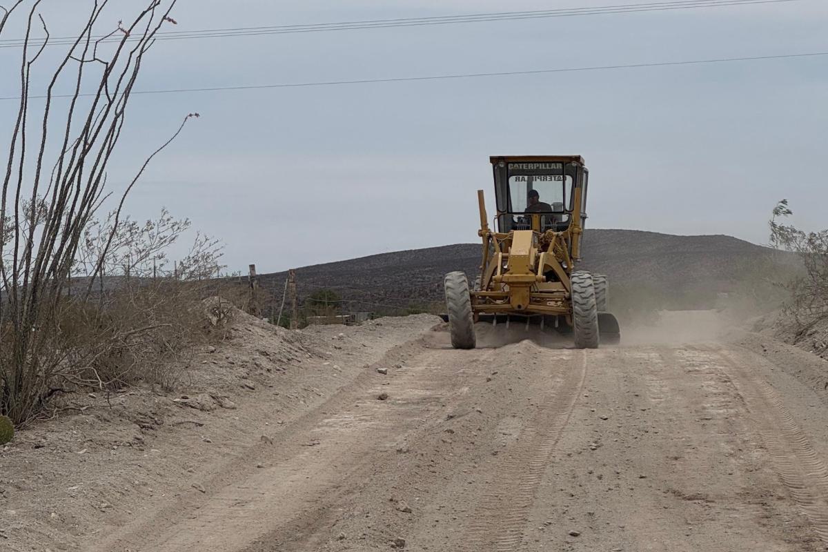 Continúa la reparación de caminos rurales en San Francisco de Conchos; Municipio y Productores suman esfuerzos
