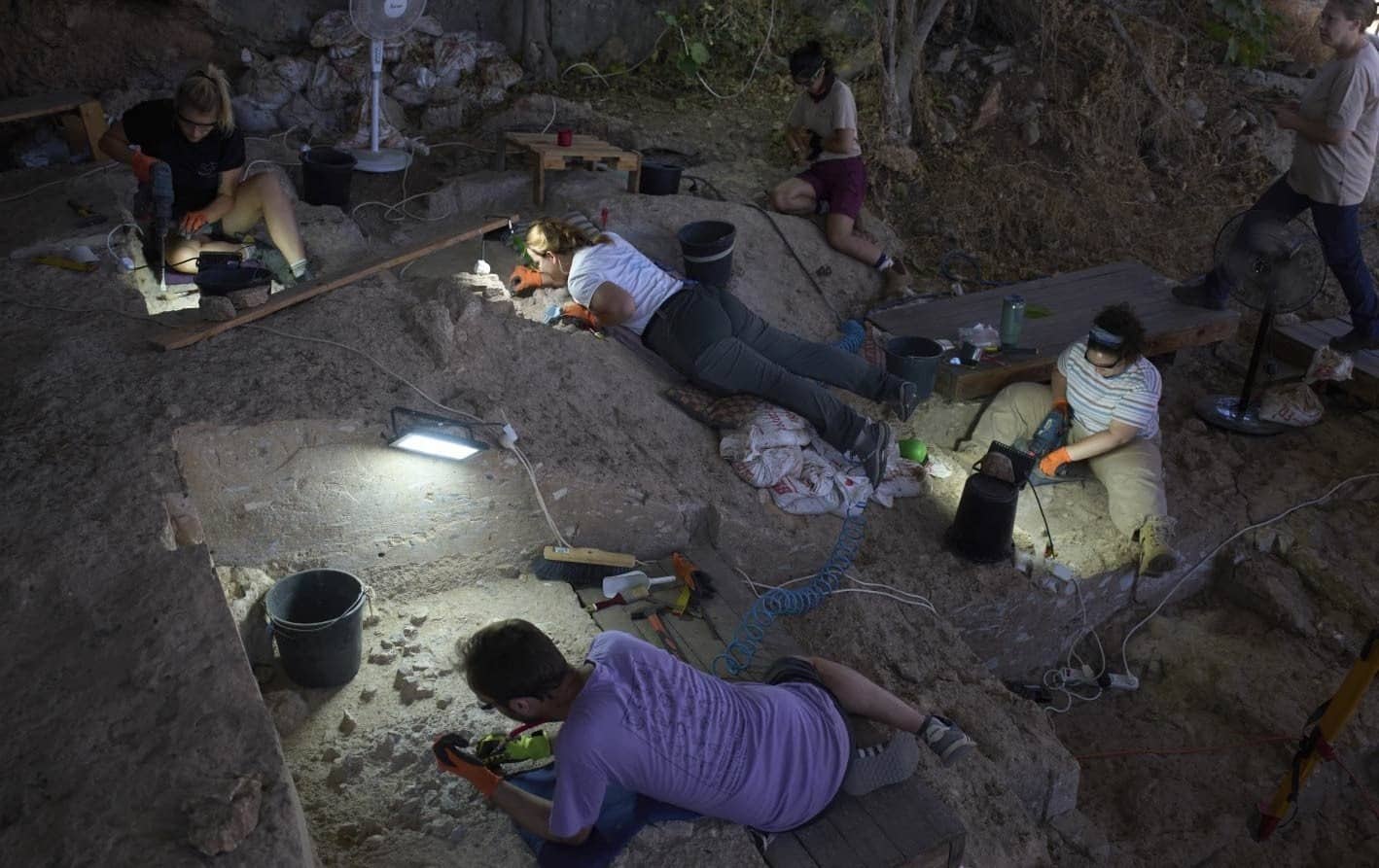 Sitio funerario de hace 100 mil años revela rituales de los primeros humanos