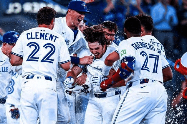 Toronto barre a los Yankees y toma la cima del Este en la Americana