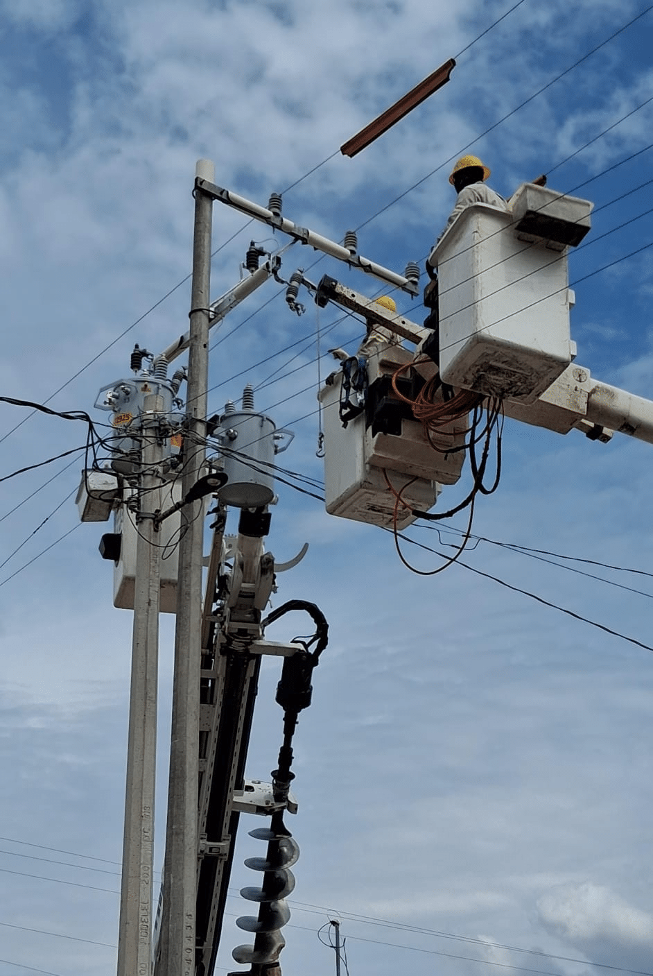 La Cruz sigue avanzando en electrificación: se construyen nuevas redes eléctricas y se mejora el servicio existente