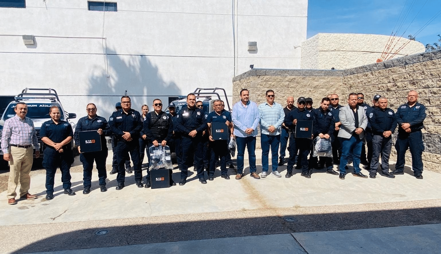 Entrega Jorge Aldana uniformes a la corporación de Seguridad Pública Municipal