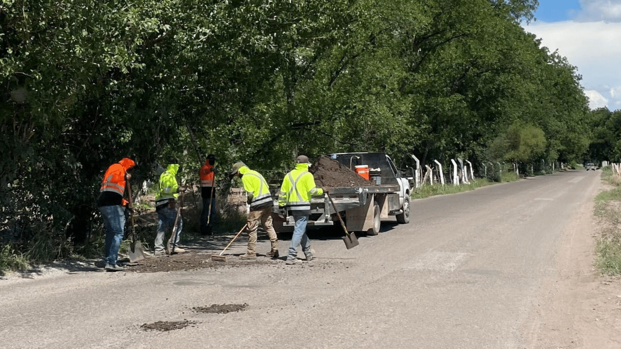 Llevan bacheo a comunidades rurales de Camargo con cuadrillas de fin de semana