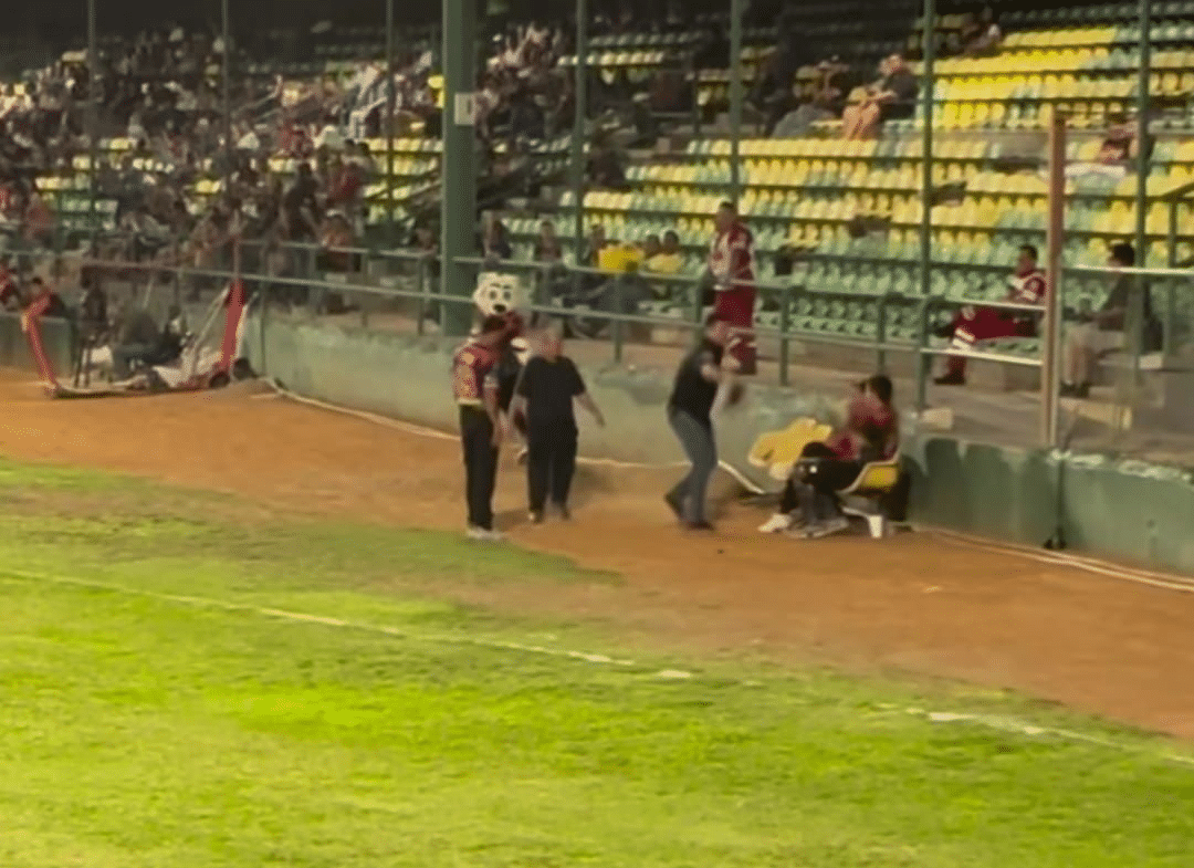 “El elemento aceptó que se excedió”: sancionan a agente de Protección Civil por lanzar a un gato durante partido en Camargo