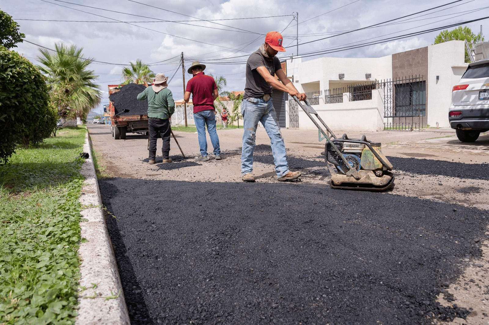 Inician trabajos de bacheo emergente en varias zonas de Camargo