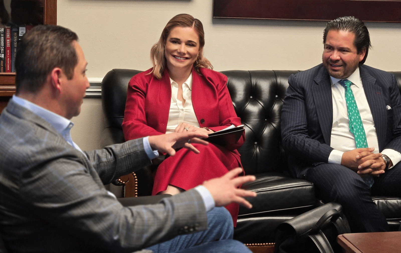 Maru Campos se reúne en Washington con el congresista Tony Gonzales