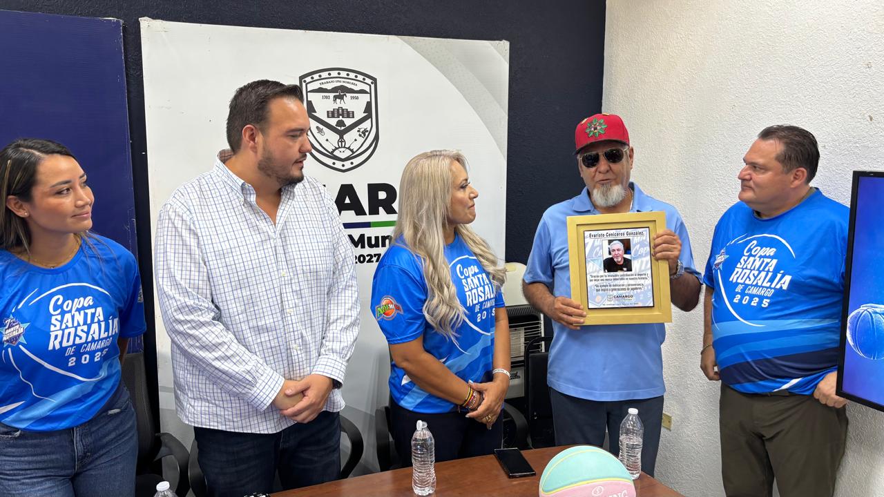 Rinden homenaje al profesor Evaristo Ceniceros por su legado en el basquetbol camarguense