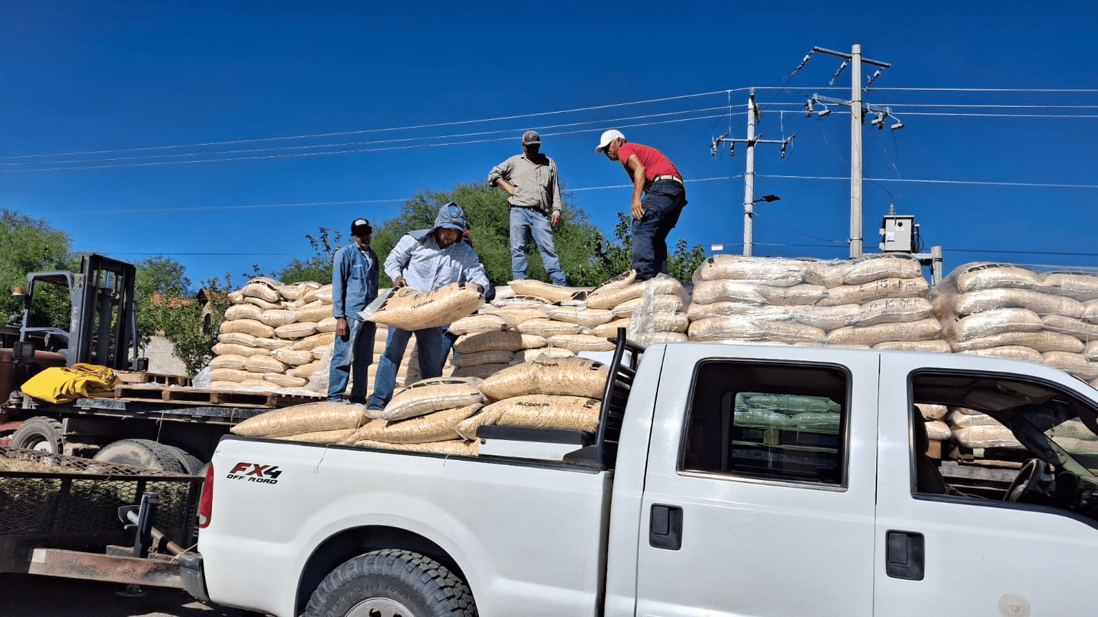 Entregan 24 toneladas de maíz rolado a ganaderos de San Francisco de Conchos gestionados ante Gobierno Estatal