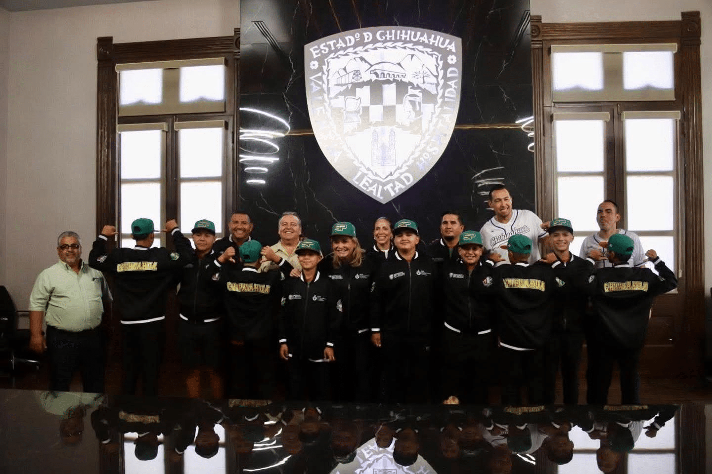 Abandera la gobernadora Maru Campos al equipo chihuahuense “El Swing Perfecto” rumbo a la Serie Mundial de Ligas Pequeñas