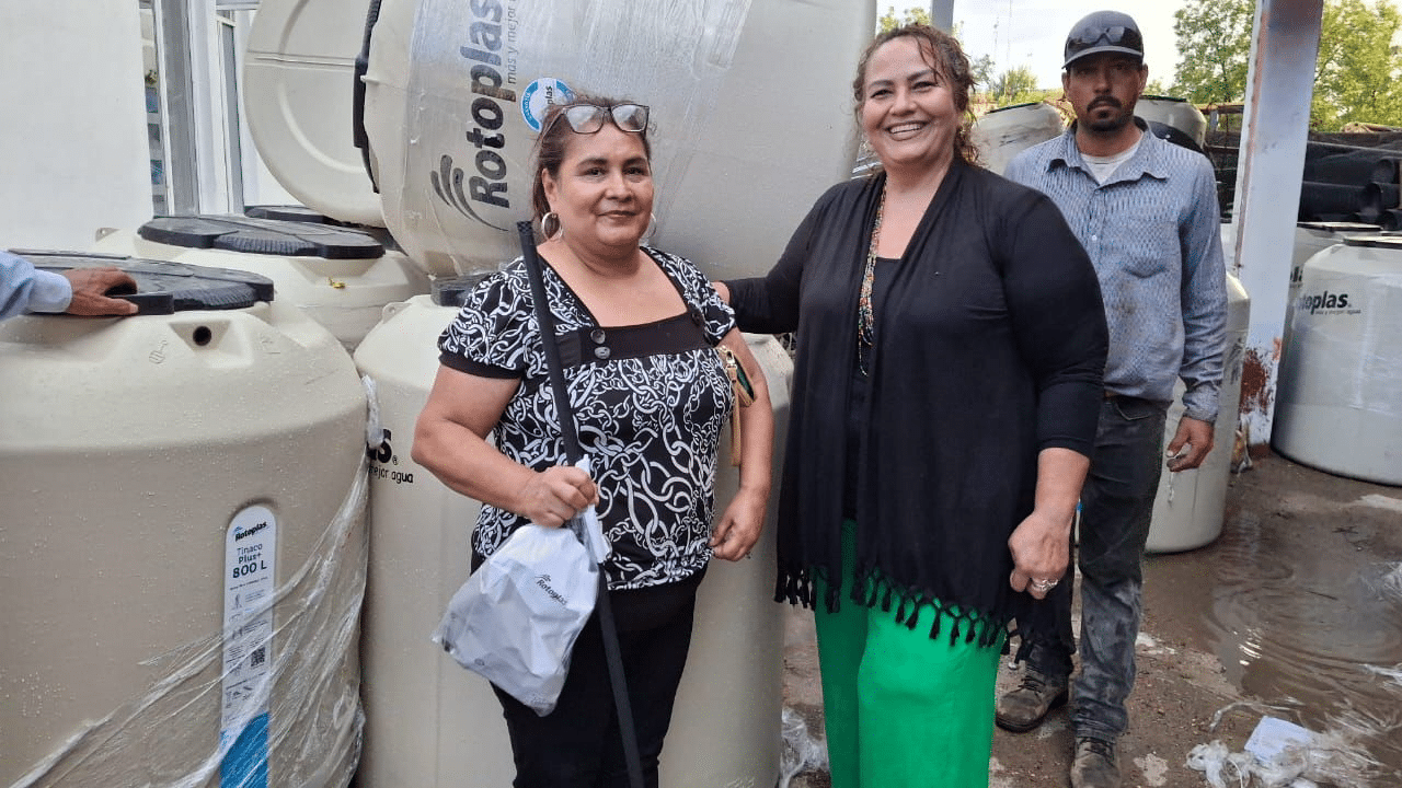 Alcaldesa de San Francisco de Conchos Norma Pavía, entrega primera etapa de tinacos subsidiados