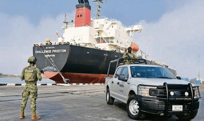 Cesan a jefes de aduanas por huachicol