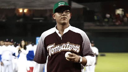 Julio Urías regresa al béisbol y da pistas de cuál camiseta vestirá