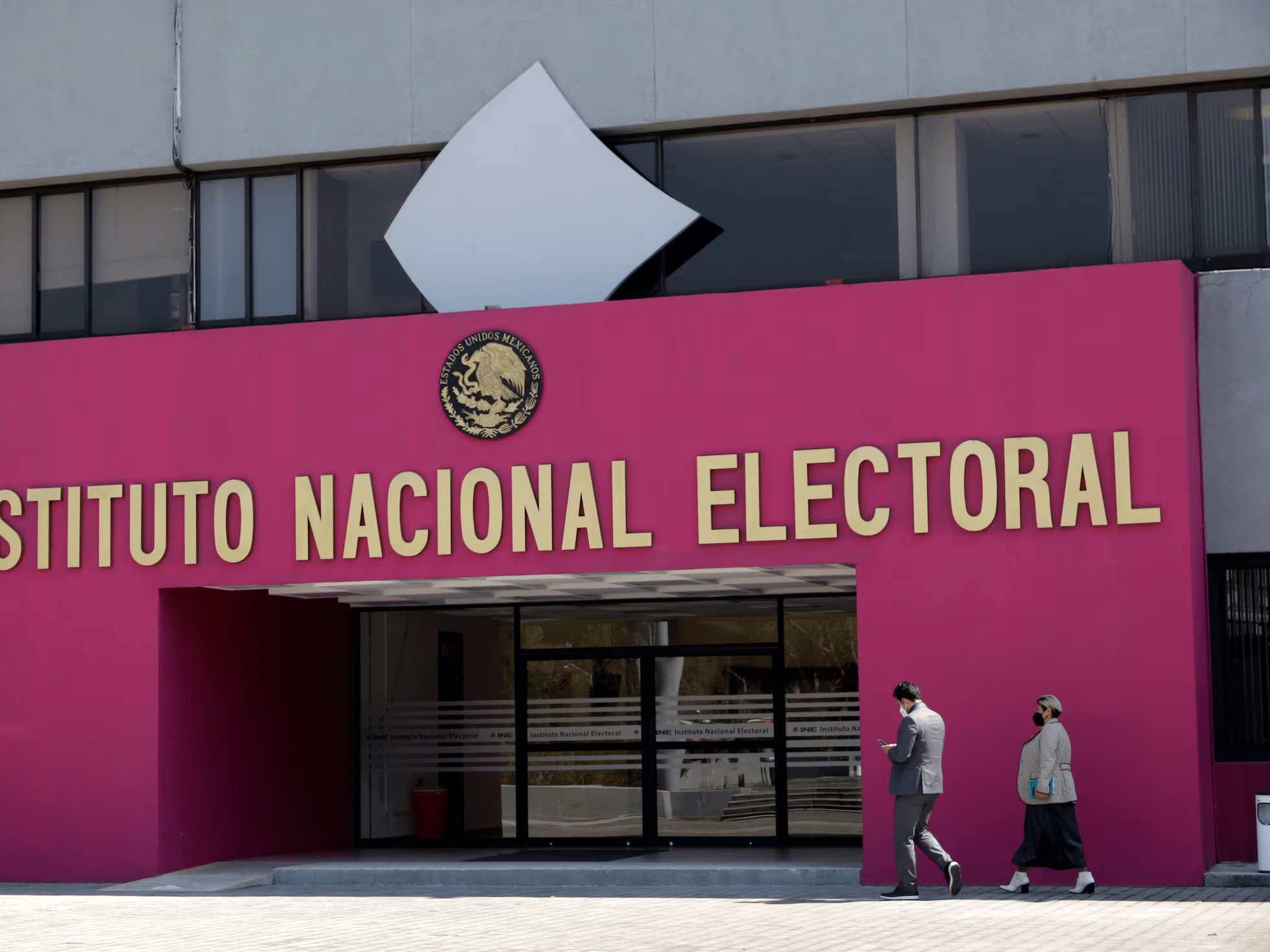 Reduce INE presupuesto para credencial de elector