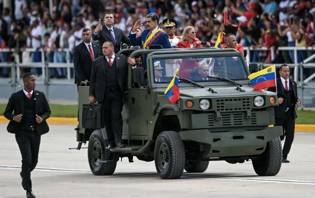 Los buques de guerra de EU se acercan, pero muchos venezolanos no se inmutan
