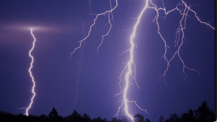 Murieron niño de 11 años y su tío al caerles un rayo en Veracruz