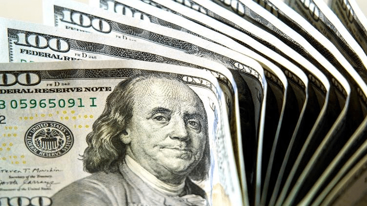 Terminó dólar la semana con alza ante el peso