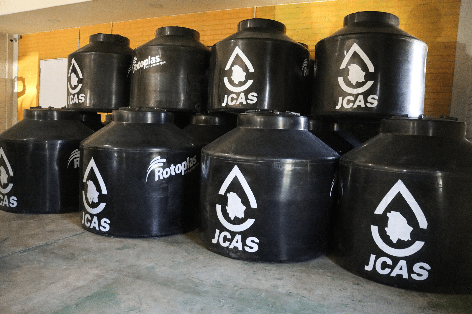 Entrega JCAS tinacos en Matachí para fortalecer el acceso al agua en los hogares