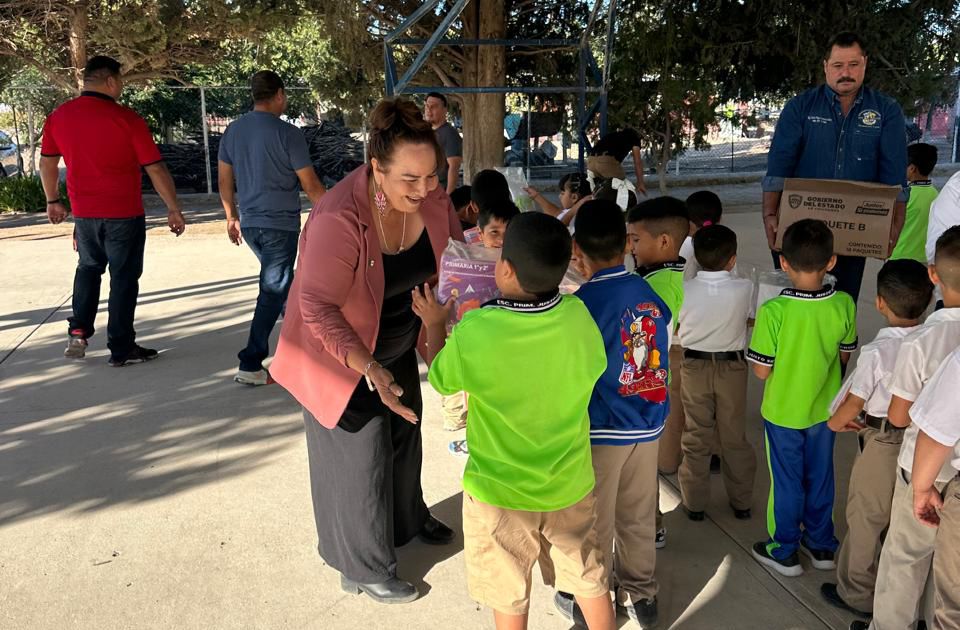 Presidenta Norma Pavía termina con la entrega de mochilas y útiles escolares en las escuelas de San Francisco de Conchos
