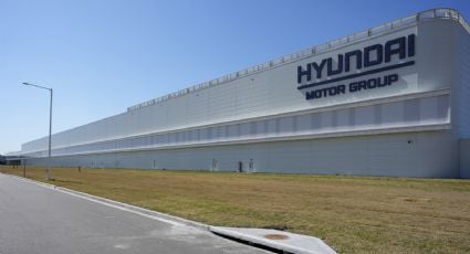 Detienen a casi 500 migrantes durante redada en fabrica automotriz de Georgia