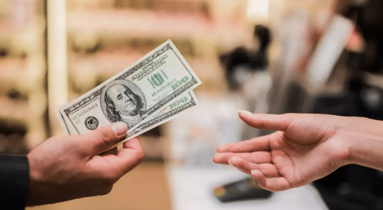 Dólar estable ante el peso en ventanillas este viernes; así cotizó hoy