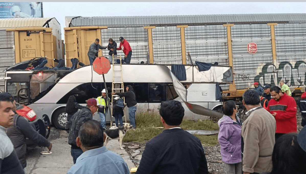 Tren embistió camión de pasajeros en Edomex, 8 muertos