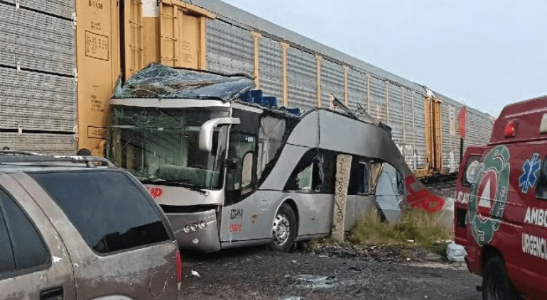 Suma Edomex 10 muertos por embestida de tren a autobús; 40 heridos