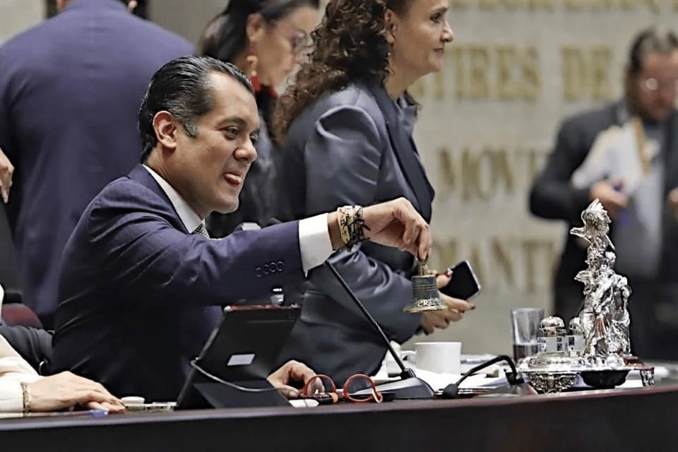 Atora Morena relevo de mesa en San Lázaro