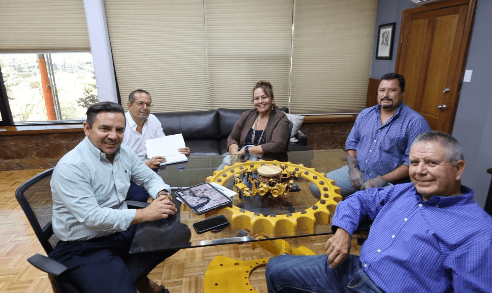 Anuncia Norma Pavía rehabilitación de 13 kilómetros de caminos rurales y saca cosechas en San Francisco de Conchos