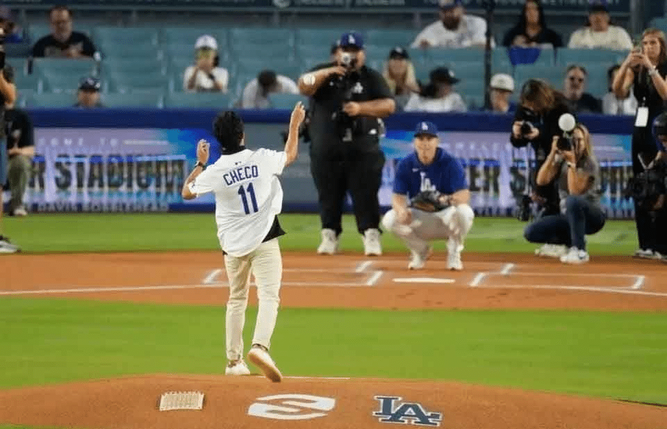 Lanza Checo Pérez primera bola y Dodgers sale de mala racha