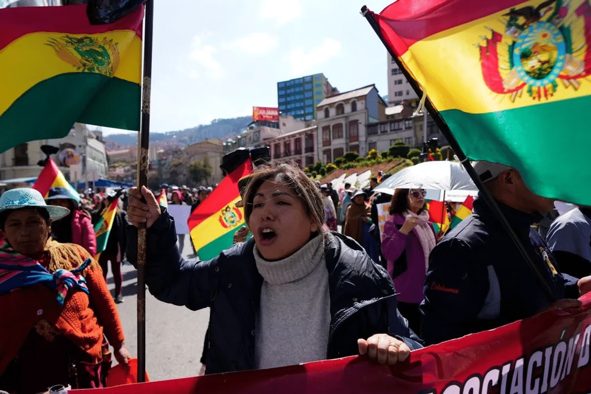 Aprueba Bolivia ley que prohibe matrimonio con menores
