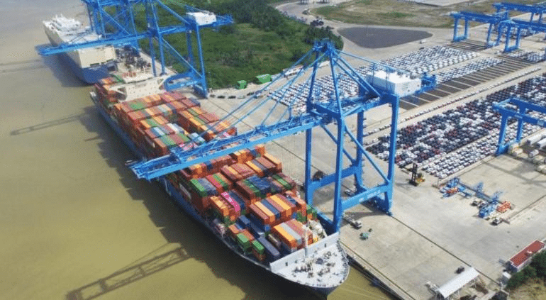 Huachicol fiscal, 8 aduaneros movieron miles millones de litros: SAT