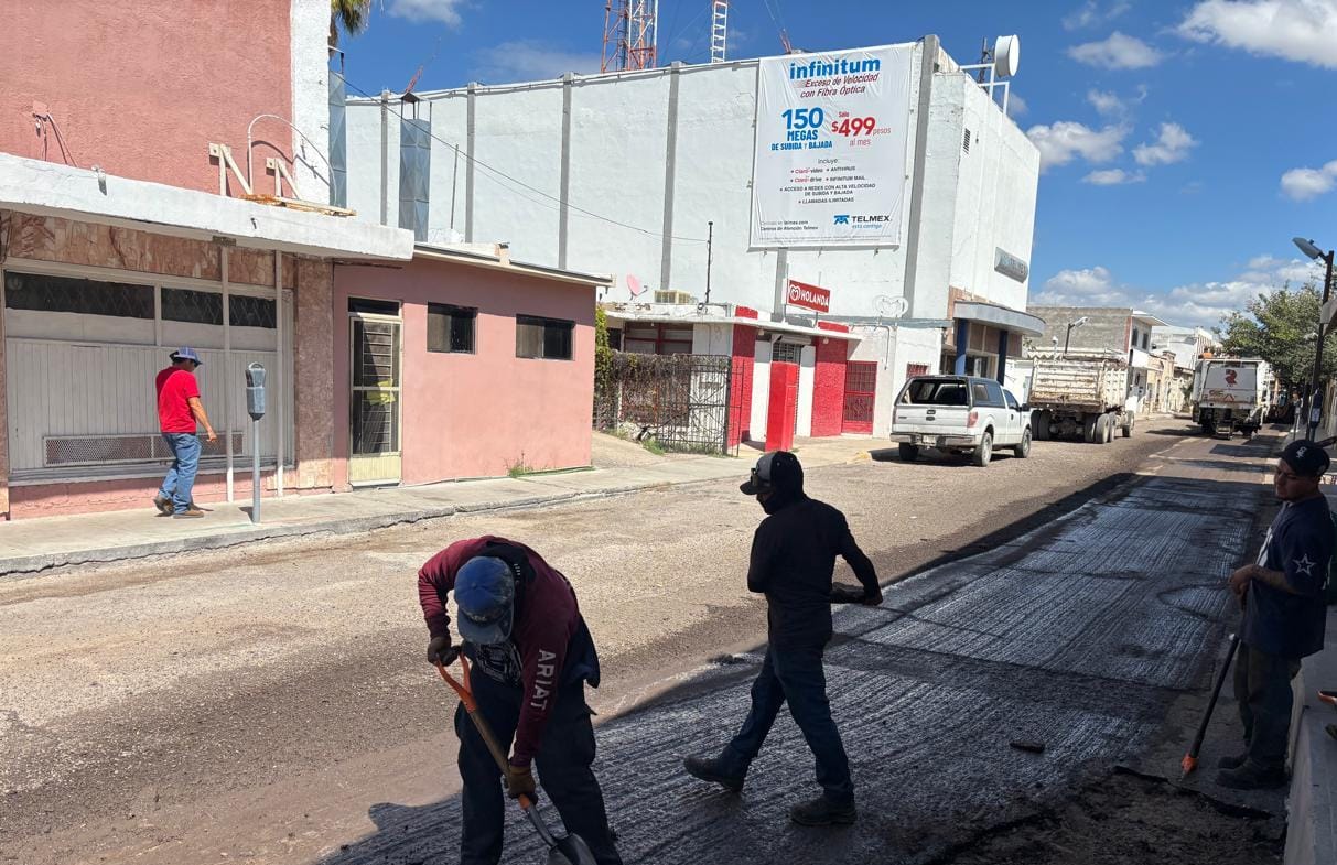 Inician trabajos de recarpeteo en la calle Doctor Kazuza, en el centro de Camargo
