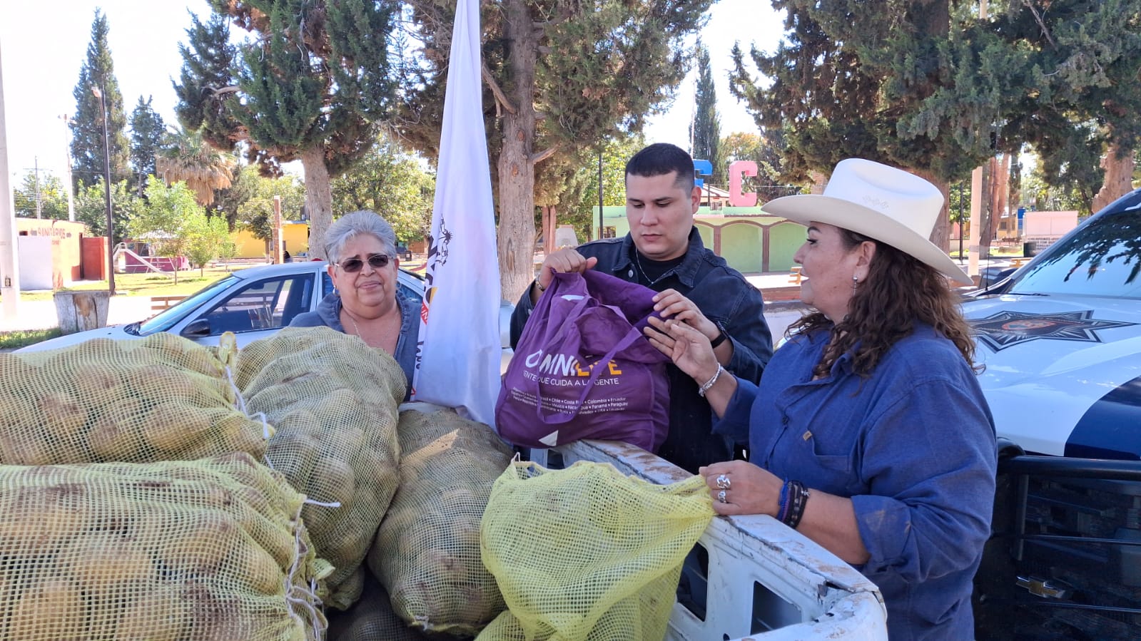 Inicia Norma Pavía entrega de 30 toneladas de papa en San Francisco de Conchos