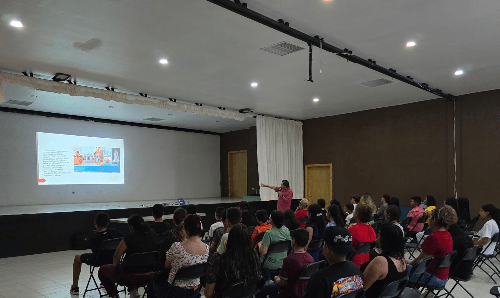 Padre Raymundo Pacheco imparte plática durante Jornada de salud mental en La Cruz