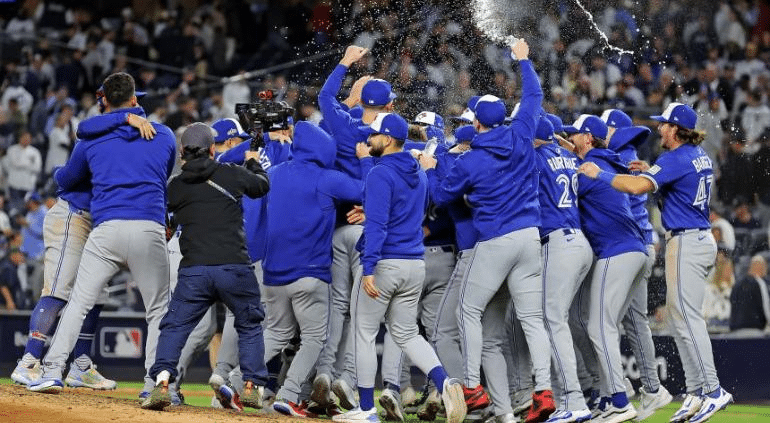 Eliminan Blue Jays a los Yankees en el Juego 4