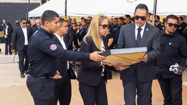 Entregó Loya reconocimientos a familiares de policías caídos en Moris