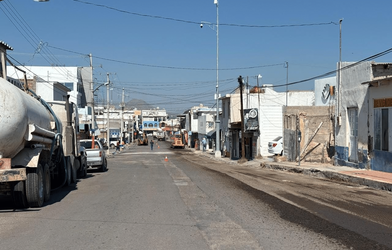 Arranca nueva etapa en pavimentación en la calle Jiménez del centro de Camargo