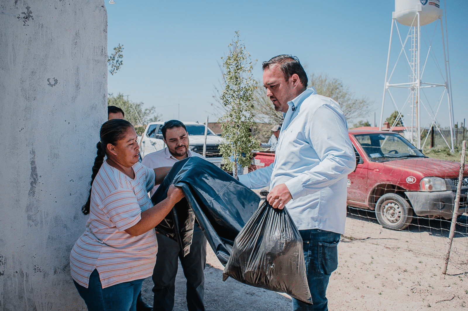 Atiende presidente Jorge Aldana necesidades de familias en la comunidad de El Porvenir