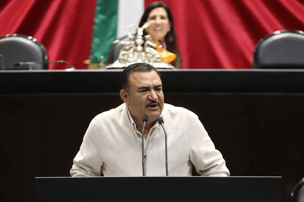 Tony Meléndez fija postura en la tribuna sobre la reserva a Ley de Amparo