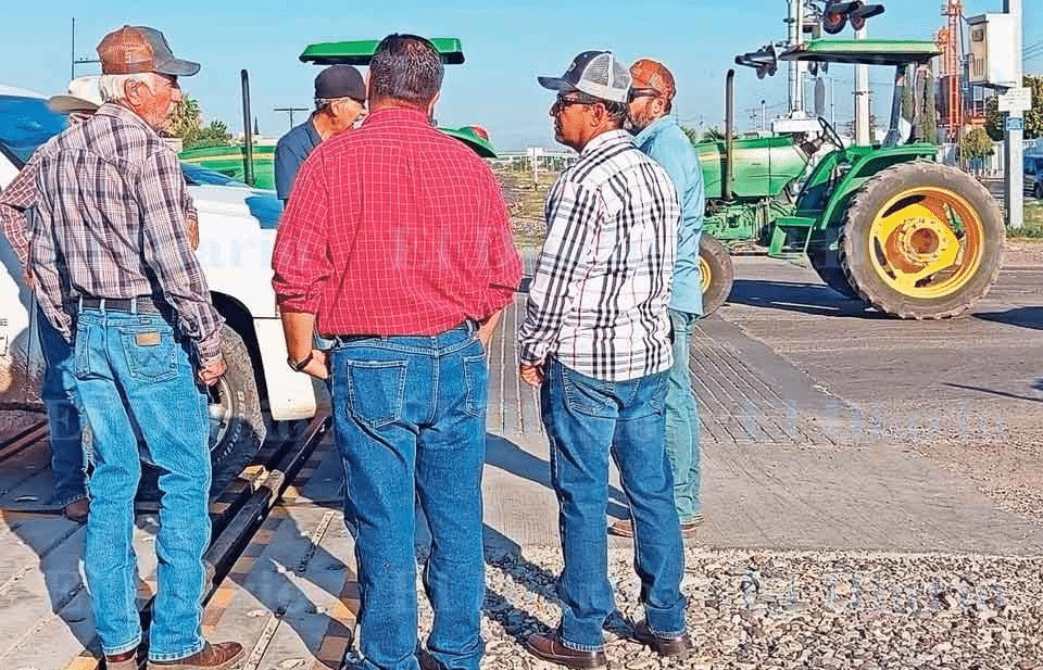 Toman vías en Delicias: rechazan Ley de Aguas y Tratado