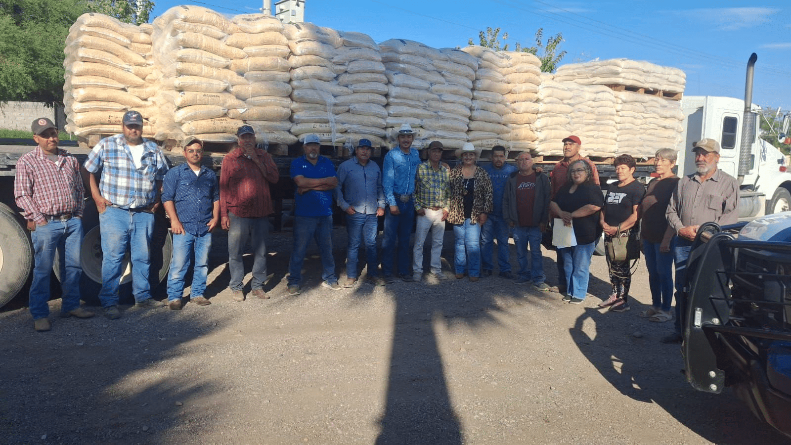 Municipio y Estado entregan 16.5 toneladas de maíz en apoyo a ganaderos de San Francisco de Conchos