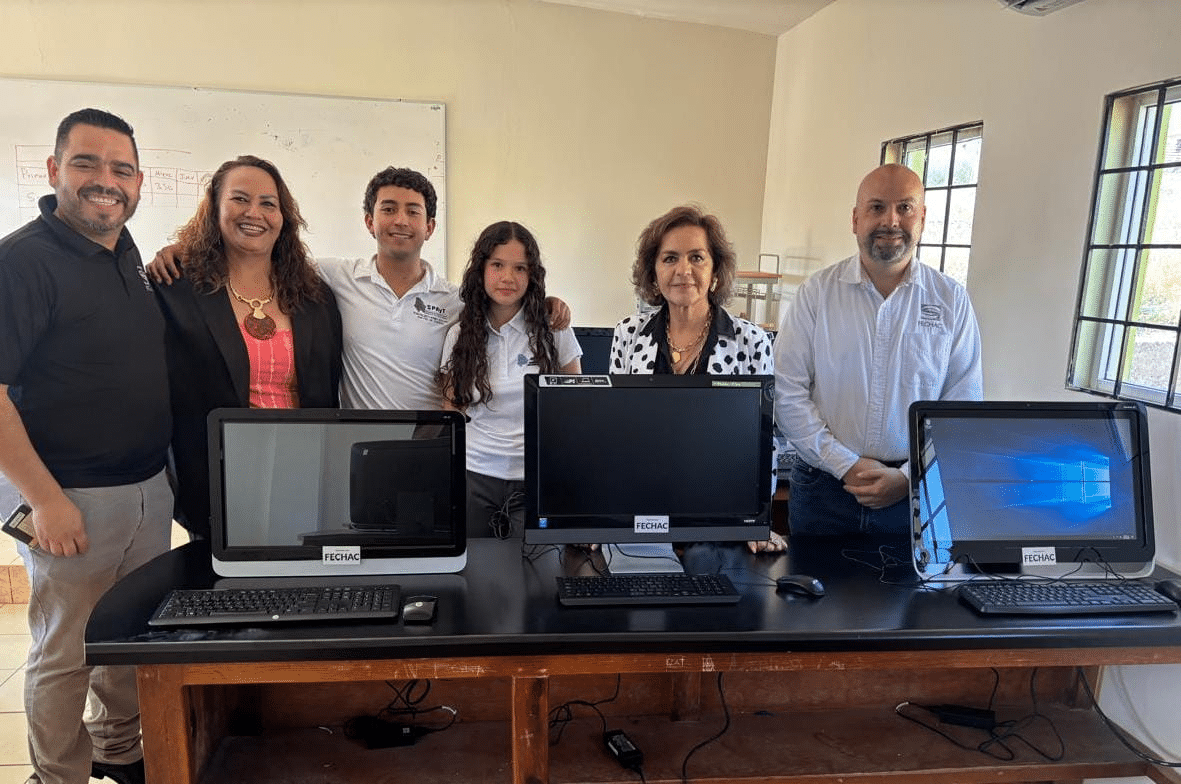 FECHAC entrega 10 computadoras al Telebachillerato Eugenio Anaya en San Francisco de Conchos