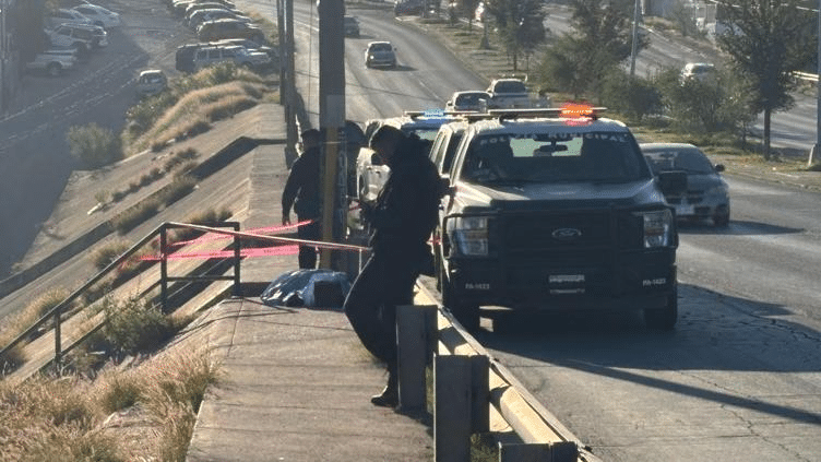 F4llec3 al esperar camión en la Capital