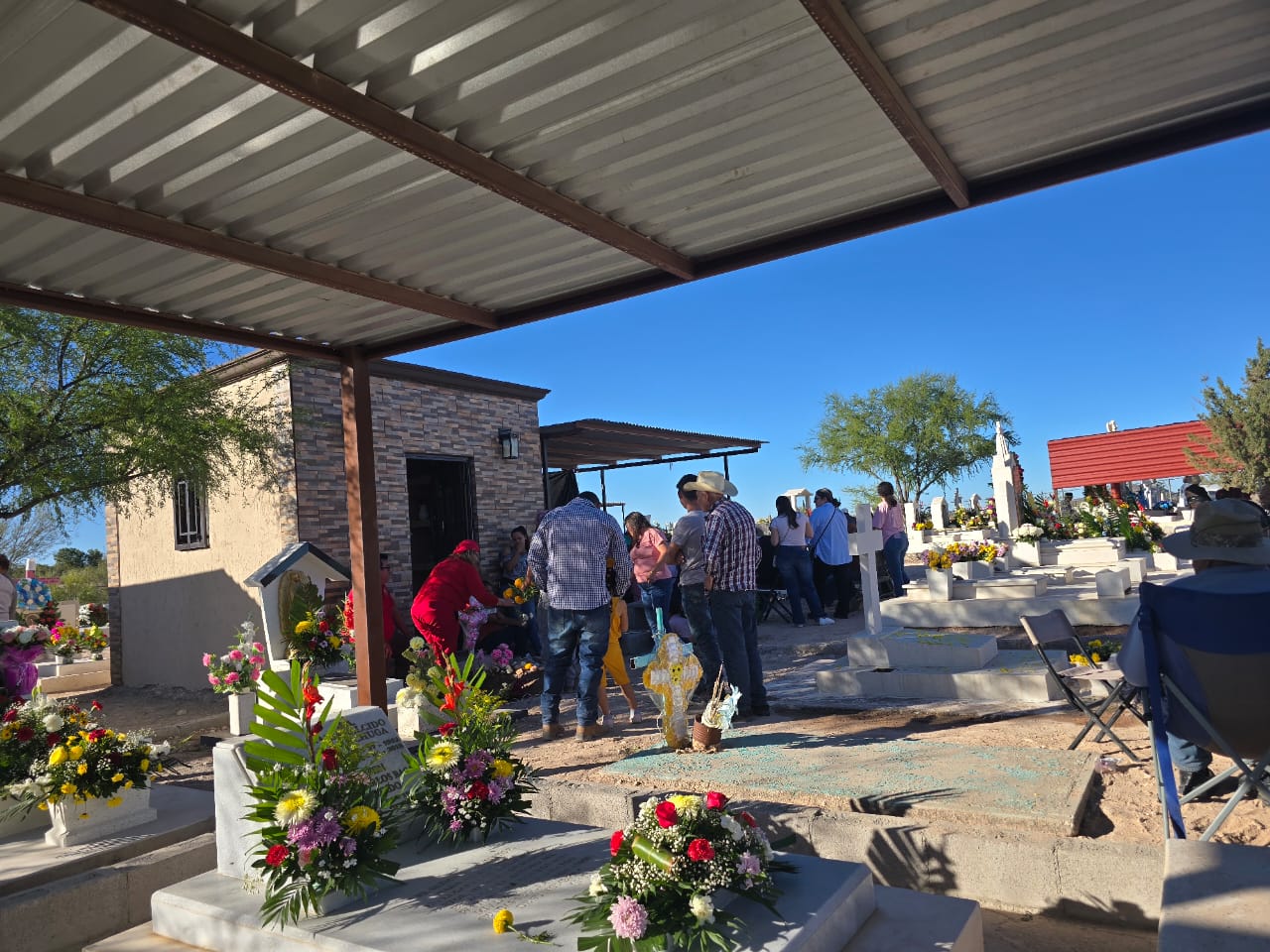 Transcurre en tranquilidad el Día de Muertos en La Cruz