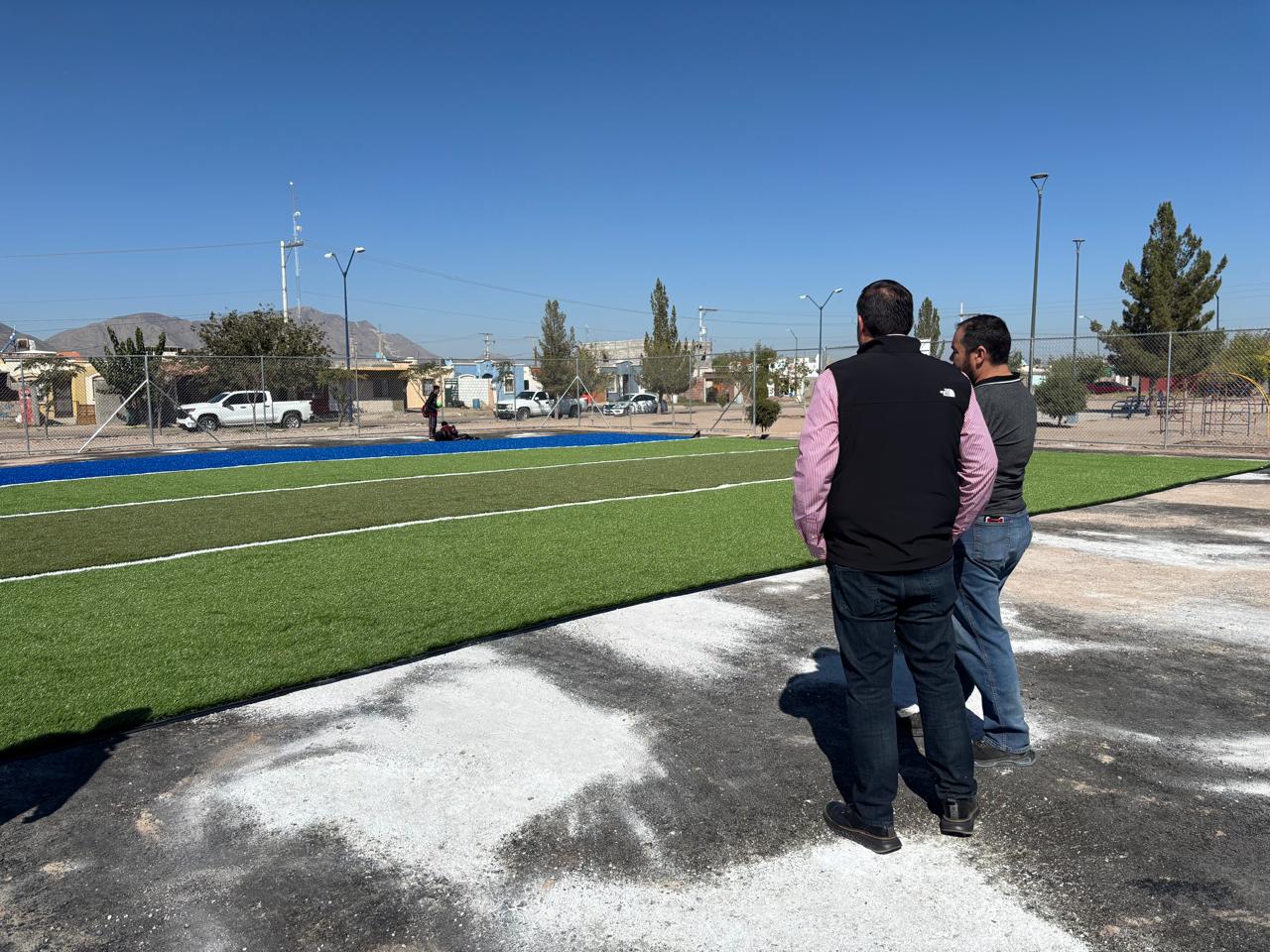 Inicia instalación de pasto sintético en la cancha de tochito de la colonia San Sebastián