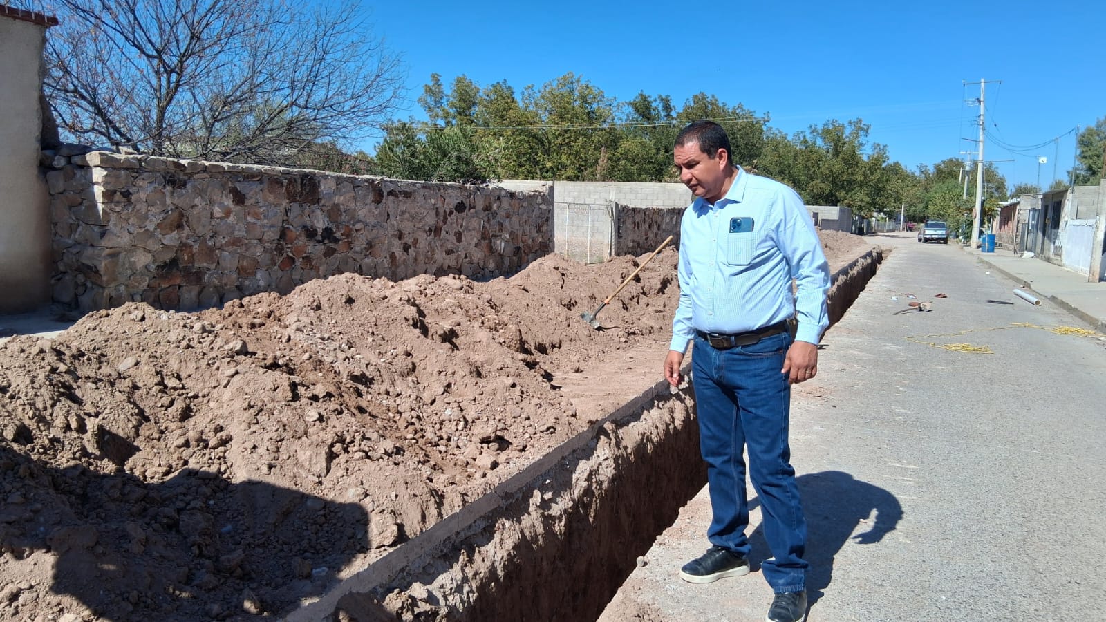 Sergio Olvera supervisa rehabilitación del drenaje sanitario en Corraleño de Juárez