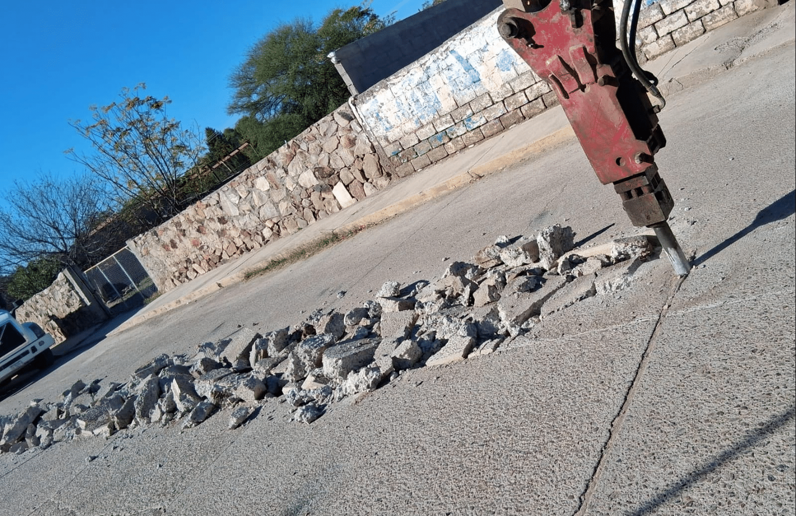 Inicia la rehabilitación del drenaje sanitario en la calle principal de Corraleño