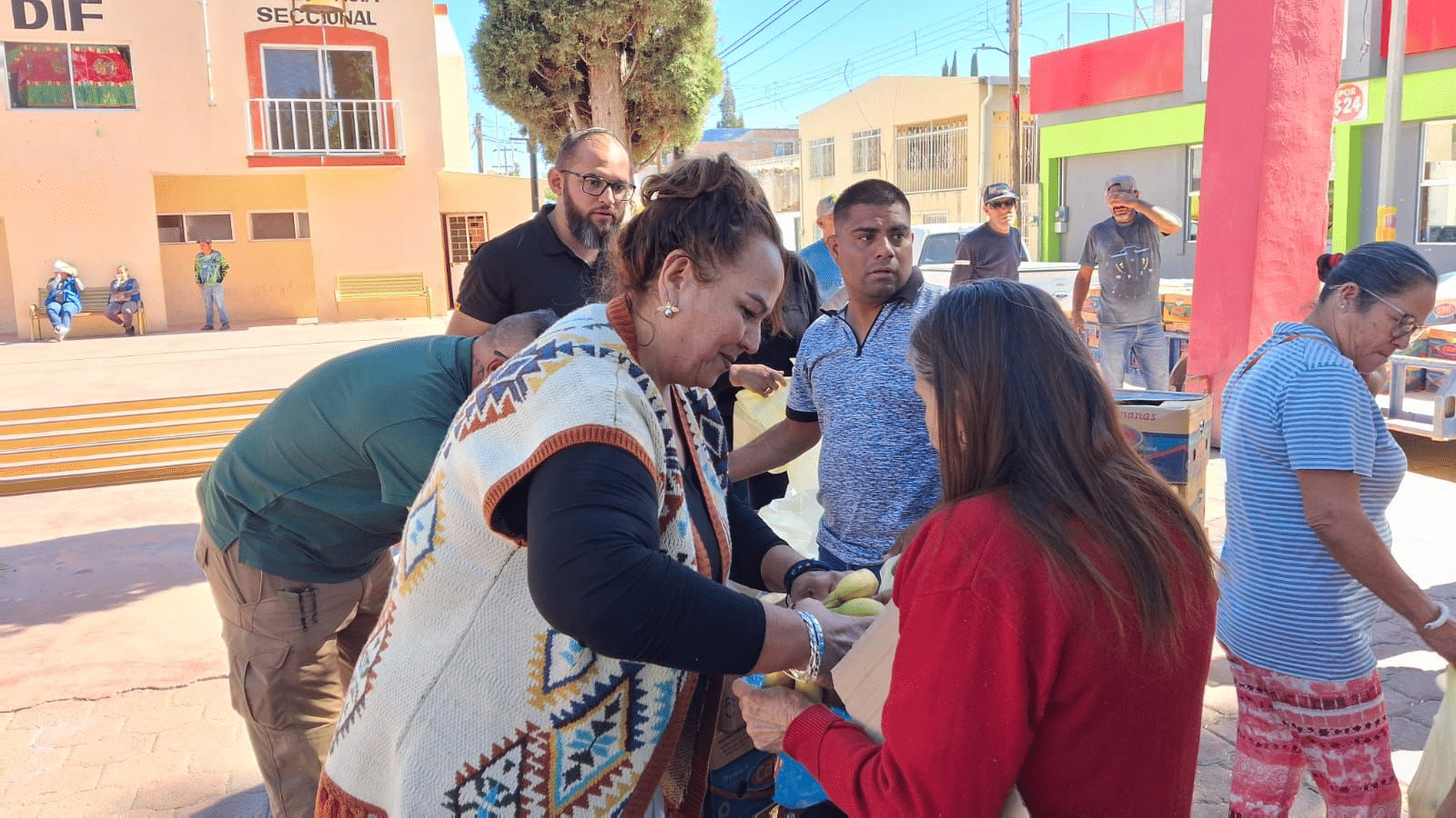 Entregó Norma Pavía más 2 toneladas de plátano a adultos mayores y escuelas con comedor en San Francisco de Conchos